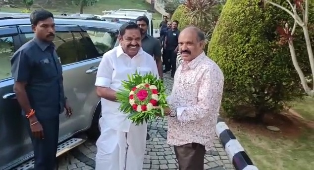  சாமி தரிசனத்திற்காக நேற்று இரவு திருப்பதி மலைக்கு வந்த அவர் நேற்று இரவு வராக சாமியை வழிபட்டார்.