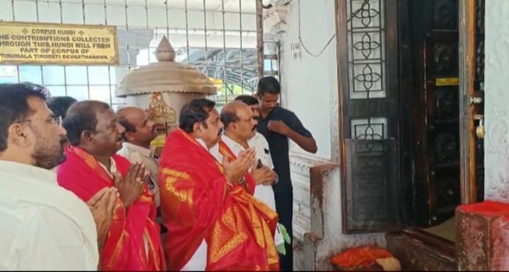  தொடர்ந்து திருப்பதி மலையில் இரவு தங்கிய அவர் இன்று காலை கோயிலுக்கு சென்று அஷ்டதல பாத பத்மாராதனை சேவையில் கலந்து கொண்டு ஏழுமலையானை வழிபட்டார்.