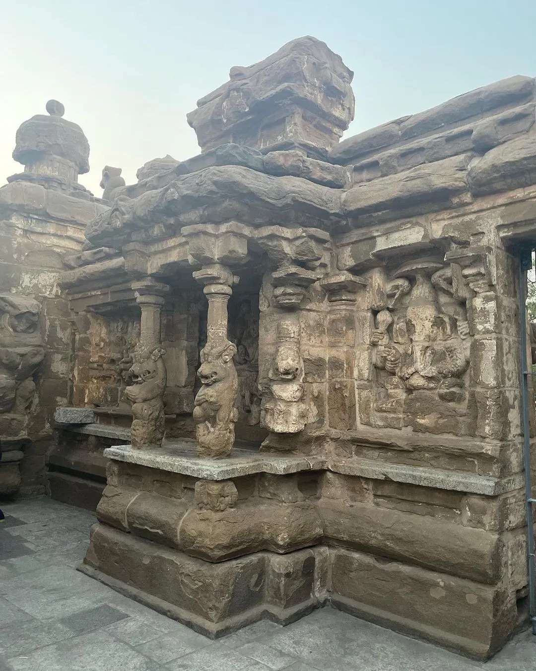  சமீபத்தில் ரம்யா காஞ்சிபுரம் கைலாசநாதர் கோயிலுக்கு சென்றுள்ளார். அந்த புகைப்படங்களை அவர் தனது இன்ஸ்டாகிராமில் பகிர்ந்துள்ளார். அந்த போஸ்டில், ”காஞ்சிபுரம் கைலாசநாதர் கோவில், கட்டிடக்கலையால் அனைவரையும் ஈர்க்கப்பட்டது.