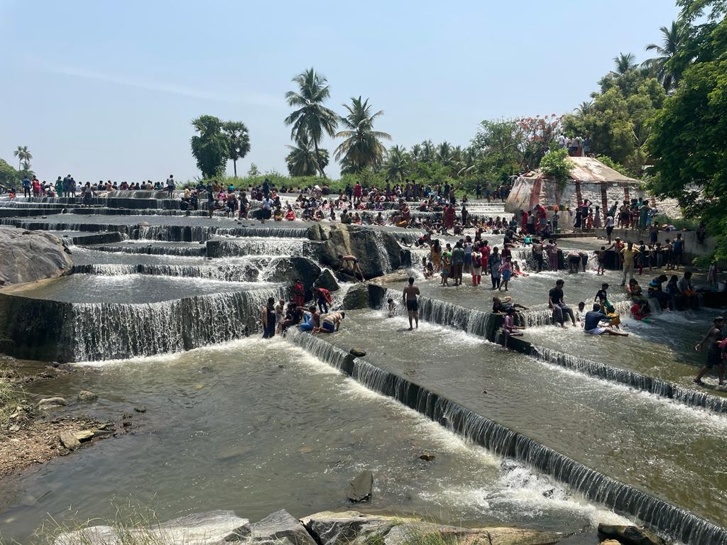  இது காவிரி ஆற்றின் துணை ஆறான பவானி ஆற்றின் குறுக்கே கட்டப்பட்ட தடுப்பணை ஆகும். இந்த அணைக்கட்டு கொங்குமண்டலத்தை ஆண்ட காலிங்கராயனால் கட்டப்பட்டது என கூறப்படுகிறது.