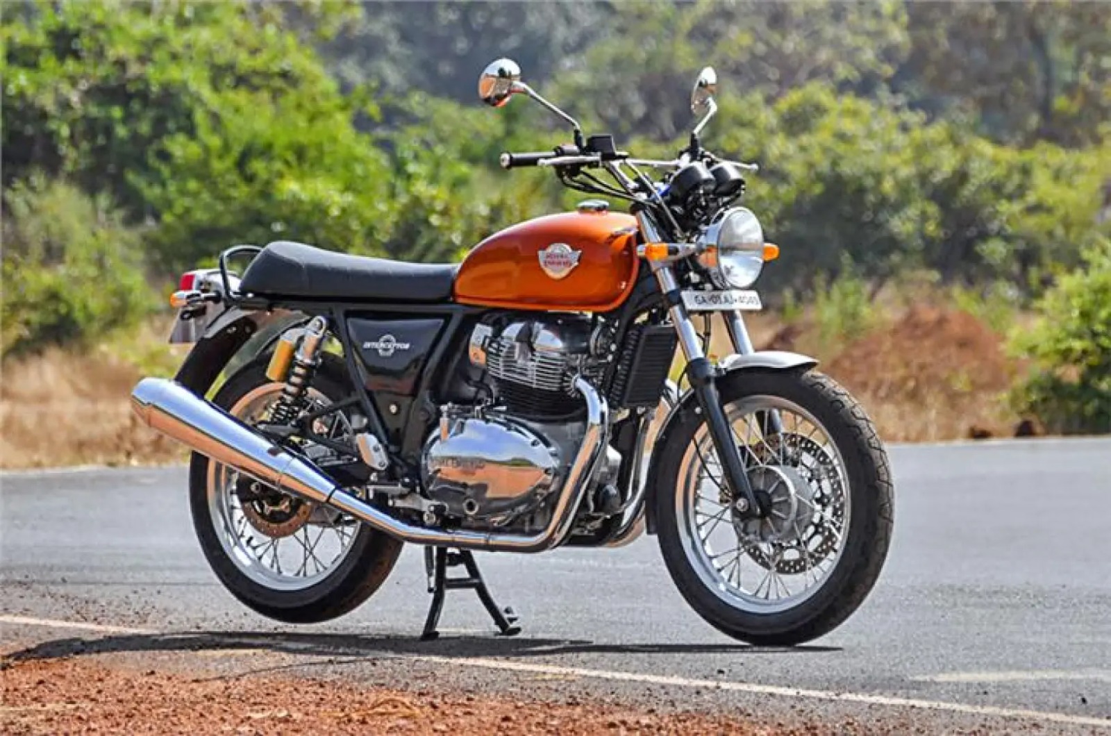  மேலும் பவர் விவரங்கள் அப்படியே இருக்க கூடும். உங்களது கணக்கீட்டிற்காக.. கான்டினென்டல் ஜிடி 650 பைக்கின் எஞ்சின் 7150 ஆர்பிஎம்மில் அதிகபட்சமாக 47 பிஎச்பி ஆற்றலையும், 5250 ஆர்பிஎம்-மில் அதிகபட்சமாக 52 என்எம் பீக் டார்க்கையும் வெளிப்படுத்துகிறது. எனினும் வரவிருக்கும் 650சிசி புதிய பைக்கில் என்ஜினில் வேறுபாடு காட்ட சில டியூனிங் செய்யப்படலாம். Interceptor 650 பைக் 6-ஸ்பீடு கியர் பாக்ஸை கொண்டிருப்பதால் மற்றும் நிறுவனம் ஸ்க்ராம்ப்ளர்களுக்கும் இதையே பயன்படுத்த கூடும்.