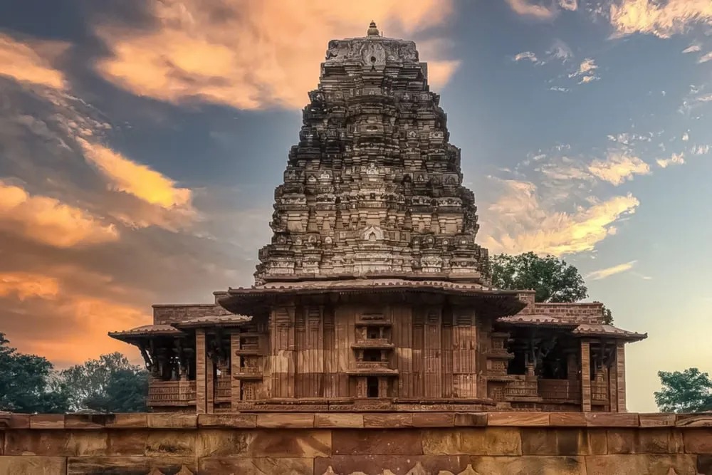  நாட்டில் பல கோவில்களை சுற்றி பல நம்பிக்கைகள் உள்ளன. சில கோவில்களில் பெண்களை அனுமதிப்பதில்லை என்று கேள்விப்பட்டிருப்போம், சில கோயில்களுக்கு ஆண்களை அனுமதிப்பதில்லை, சில கோயில்களில் ஆடை அணியாமல் செல்ல வேண்டும் என பல விசித்திரமான கோயில்கள் பற்றி கேள்விப்பட்டிருப்போம். ஆனால், குழந்தைகளுக்கு மட்டுமே அனுமதி உள்ள கோயில் பற்றி உங்களுக்கு தெரியுமா?.