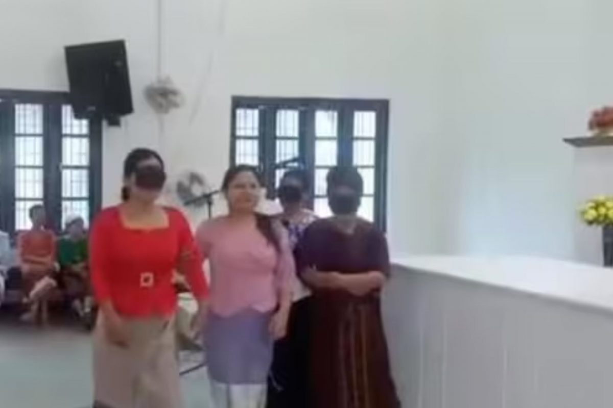 கண்களை துணியால் கட்டிக்கொண்டு கணவரை சரியாக கண்டுபிடித்து அசத்திய பெண்