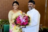 ஆந்திர முதல்வர் ஜெகனின் தங்கை ஷர்மிளாவுடன் டிகே சிவக்குமார் சந்திப்பு