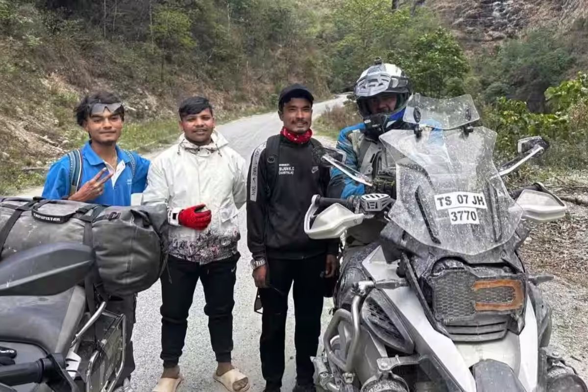  படப்பிடிப்பு முடிந்து, இமயமலைக்கு அருகில் உள்ள பல்வேறு ஆன்மீக தலங்களுக்கு பைக்கில் ரெய்டு சென்றபோது , ​​அவர் தனது ரசிகர்களுடன் எடுத்துக்கொண்ட புகைப்படங்கள், வீடியோக்கள் வைரலானது. துணிவு படப்பிடிப்பு தொடர்ந்து தாமதமான நேரத்தில் அஜித் தனது பைக் பயணத்தை நேபாளம் மற்றும் பூடானுக்கு திருப்பினார்.