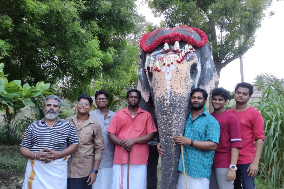 அகிலா யானைக்கு 21வது பிறந்தநாள்.. கொண்டாடி மகிழ்ந்த கோயில் பக்தர்கள்!