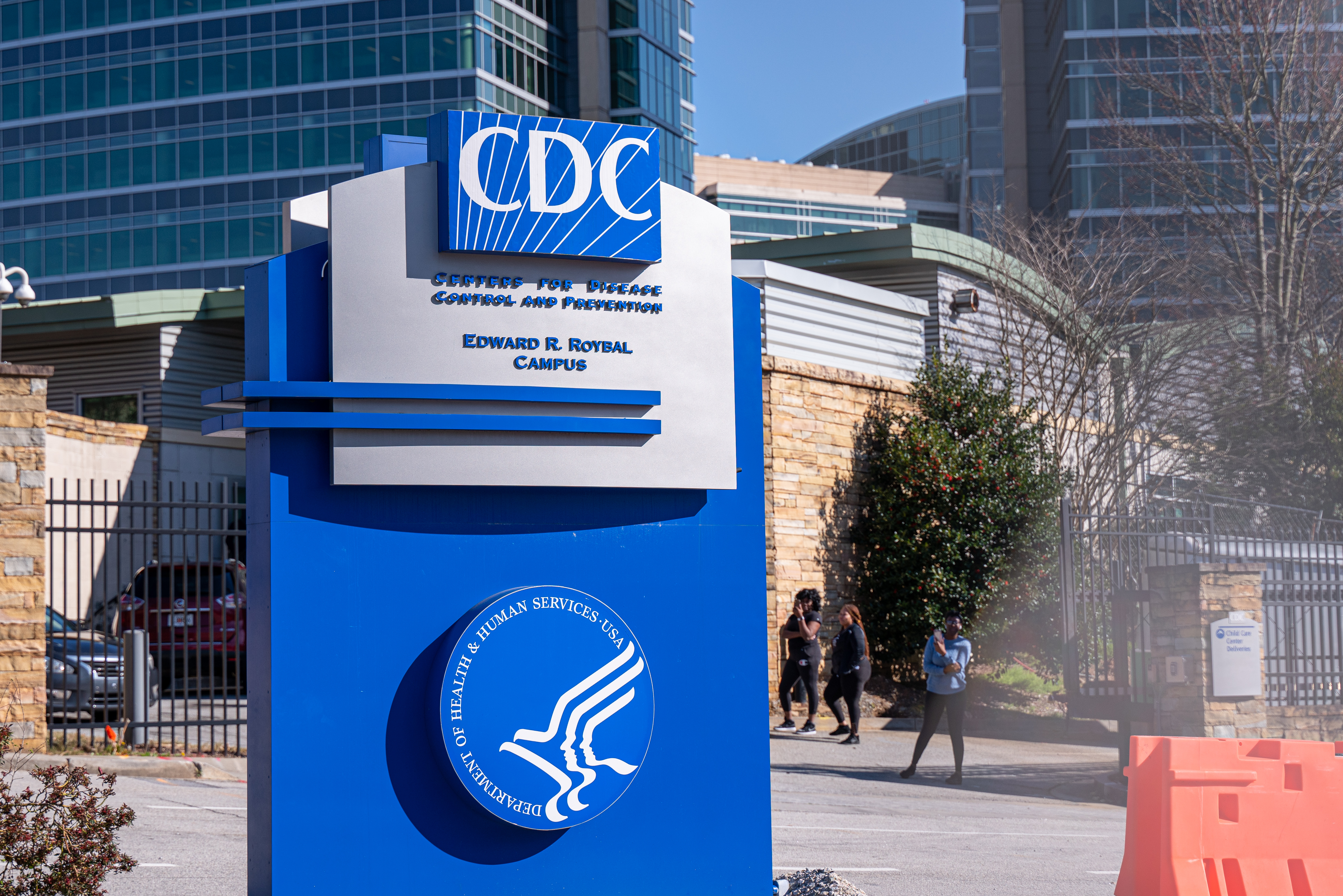  Centre For Disease Control And Prevention-ன் கூற்றுப்படி உணவு மற்றும் நீரில் உள்ள அலுமினியம் செரிமான பாதை மற்றும் Blood stream மூலம் நம் உடலுக்குள் நுழைகிறது, ஆனால் இவை முறையே மலம் மற்றும் சிறுநீர் வழியே விரைவாக வெளியேறுகிறது. இருப்பினும் ஜர்னல் ஆஃப் எலக்ட்ரோகெமிக்கல் சயின்ஸில் வெளியிடப்பட்ட ஒரு ஆய்வில் அமிலம் மற்றும் உப்பு சேர்க்கப்பட்ட உணவுகள் அதிக வெப்பநிலையில் Aluminium Foil-ல் சமைக்கப்பட்டால், அதிக அளவு தாது (அலுமினியம்) கசிவுக்கு வழிவகுக்கும் என குறிப்பிடப்பட்டுள்ளது. இது ஆரோக்கியத்தில் எதிர்மறை விளைவுகளை ஏற்படுத்தும். மேற்கண்ட 2 விஷயங்களையும் கருத்தில் கொண்டால், சமையலில் Aluminium Foil பயன்படுத்தலாம். ஆனால் அதனை எப்படி திறம்பட பயன்படுத்த வேண்டும் என்பதை தெரிந்து கொண்டு ஒருவர் பயன்படுத்துவது அவசியமாகிறது. சமையலறையில் Aluminium Foil-ஐ பயன்படுத்தும் போது செய்ய வேண்டியவை & செய்ய கூடாதவை: