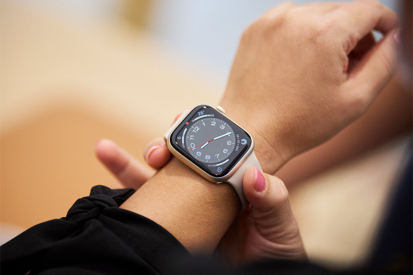  ,[object Object], செல்லுலார், 40 மிமீ): Apple Watch SE செல்லுலார் எடிஷனானது பில்ட்-இன் ஹெல்த் & ஃபிட்னஸ் மானிட்டரிங், ரியல்-டைம் ஹெல்த் ட்ராக்கிங், ட்ராப் டிடெக்ஷன் உள்ளிட்ட பல அம்சங்களுடன் வருகிறது. இது தவிர இந்த வாட்ச்சில் எமர்ஜென்சி எஸ்ஓஎஸ் அம்சம் கொடுக்கப்பட்டுள்ளது. இந்த வாட்ச் ரூ.1,500 வங்கி தள்ளுபடி உட்பட ரூ.21,400 என்ற விலையில் கிடைக்கிறது.