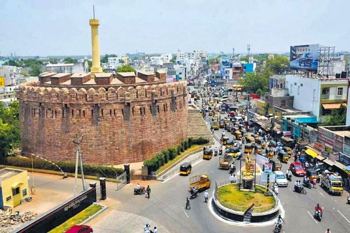  இந்தியாவின் தென்கிழக்கு பகுதியில் அமைந்துள்ள ஆந்திரப் பிரதேசம், அதன் வளமான வரலாறு, கலாச்சாரம் மற்றும் இயற்கை அழகுக்காக அறியப்படுகிறது. ஆந்திர உணவை பற்றி சொல்லவேண்டியதே இல்லை. பழங்கால கோவில்கள் மற்றும் அரண்மனைகள் முதல் இயற்கை எழில் கொஞ்சும் கடற்கரைகள் மற்றும் மலைவாசஸ்தலங்கள் வரை, ஆந்திரப் பிரதேசம் சுற்றுலாப் பயணிகளுக்கு வழங்க நிறைய உள்ளது.