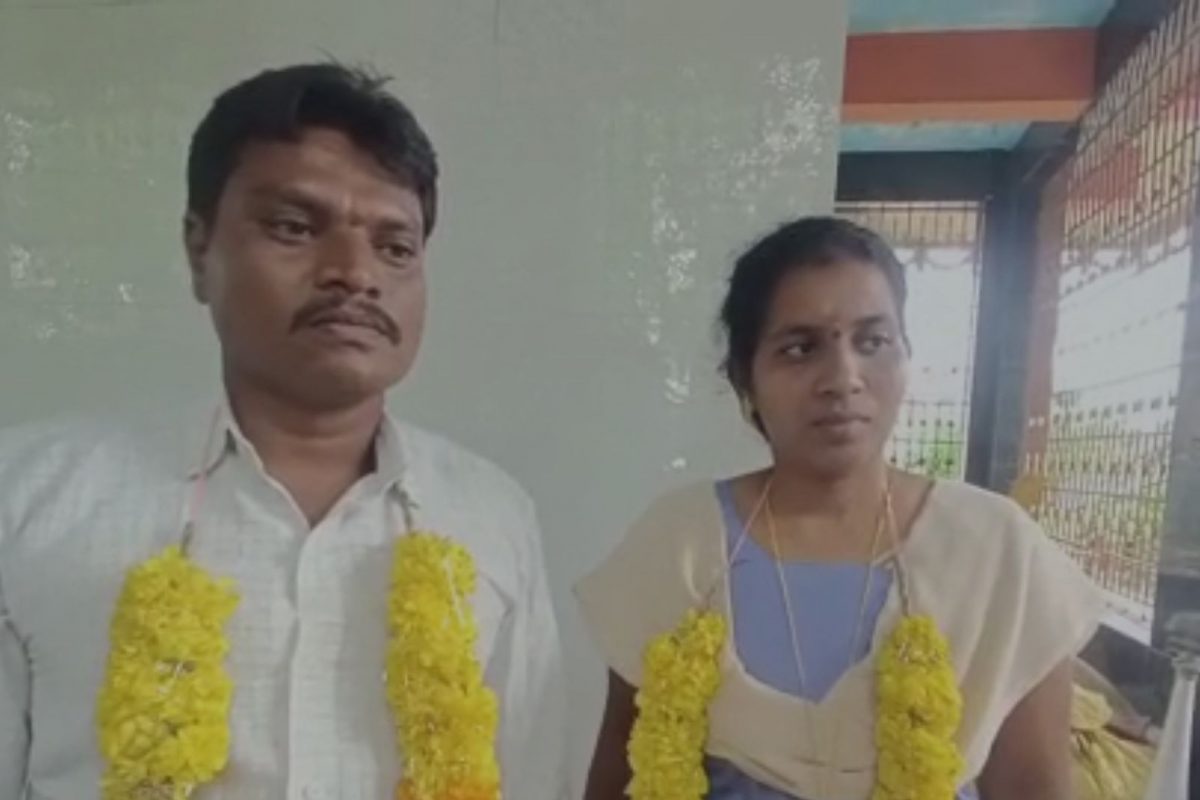 கோயில் கதவைப் பூட்டி திருமண செய்த காதல் ஜோடிகள்..!