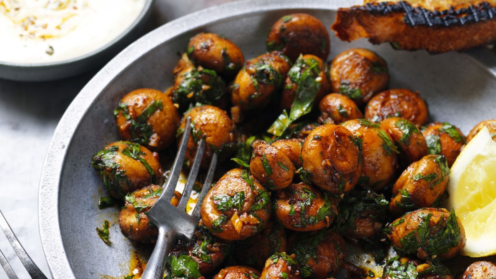 வெறும் 10 நிமிடம் போதும்.. நாவில் எச்சில் ஊறவைக்கும் பட்டர் கார்லிக் காளான் தயார் - இதோ ரெசிபி!