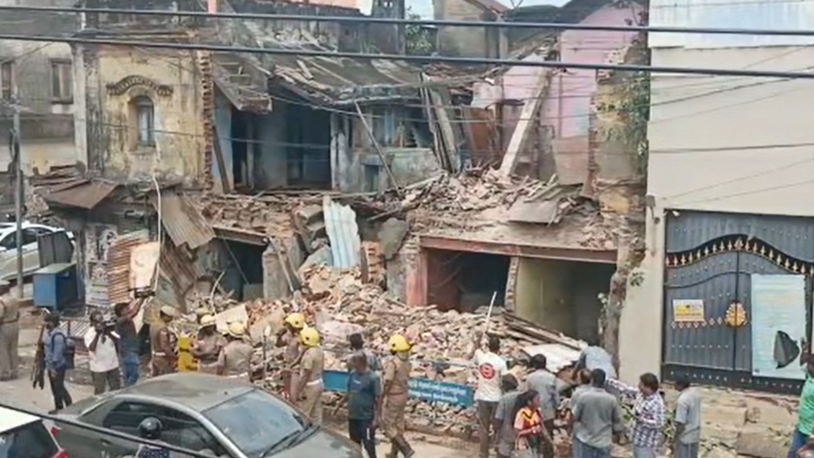 சென்னையில் திடீரென்று இடிந்துவிழுந்த 50 ஆண்டு பழைய கட்டிடம்...