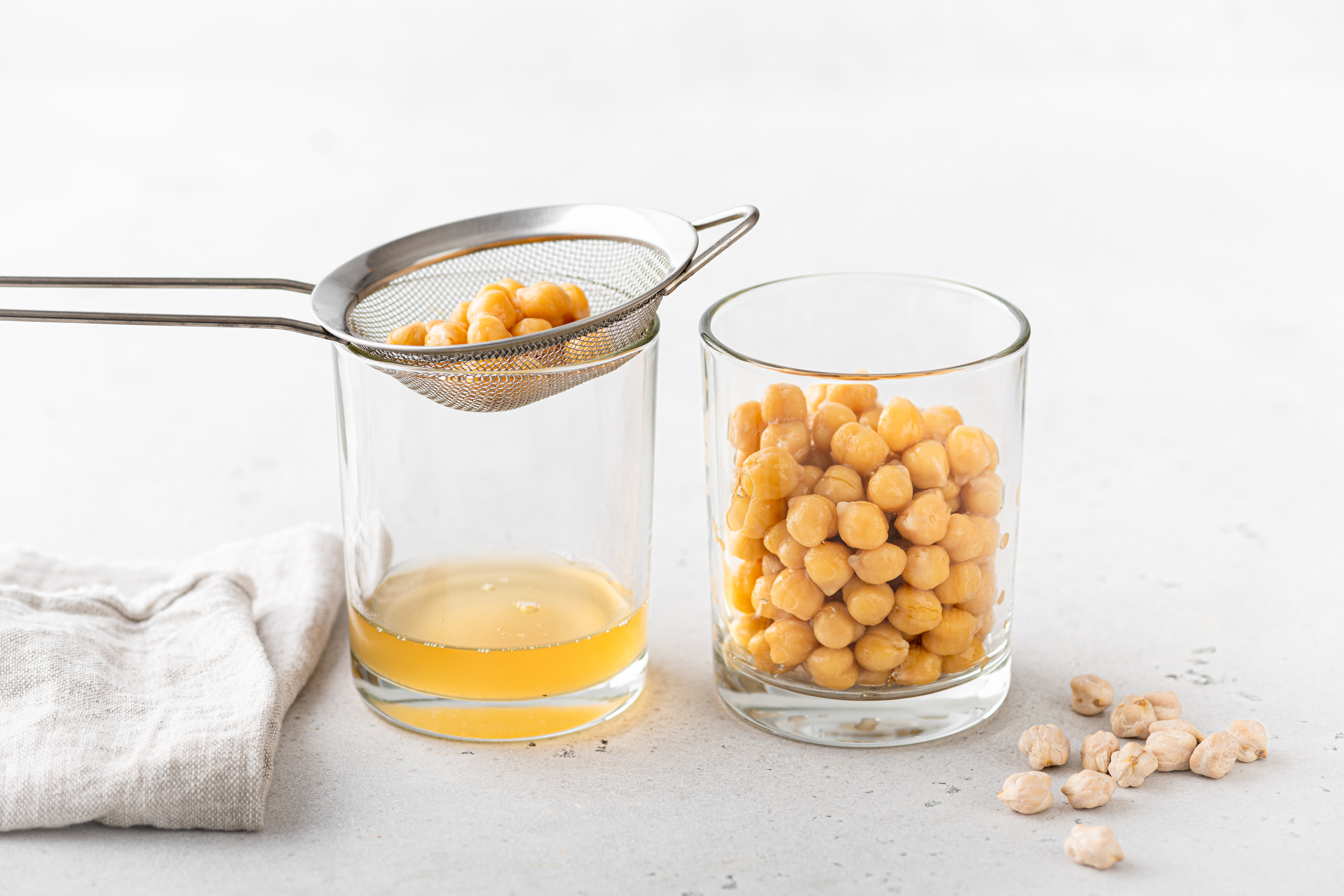  ,[object Object], அக்வாஃபாபா என்றும் அழைக்கப்படும் Chickpea water, கொண்டைக்கடலை அல்லது பிற பருப்பு வகைகள் வேக வைக்கப்பட்ட தண்ணீரை குறிக்கிறது. இது முட்டையின் வெள்ளைக்கருவுக்கு மாற்றாகப் பயன்படுத்தப்படுகிறது, குறிப்பாக சைவ சமையலில். ஒரு முட்டைக்கு பதில் 3 டேபிள் ஸ்பூன் அக்வாஃபாபா தண்ணீரை பயன்படுத்தலாம்.