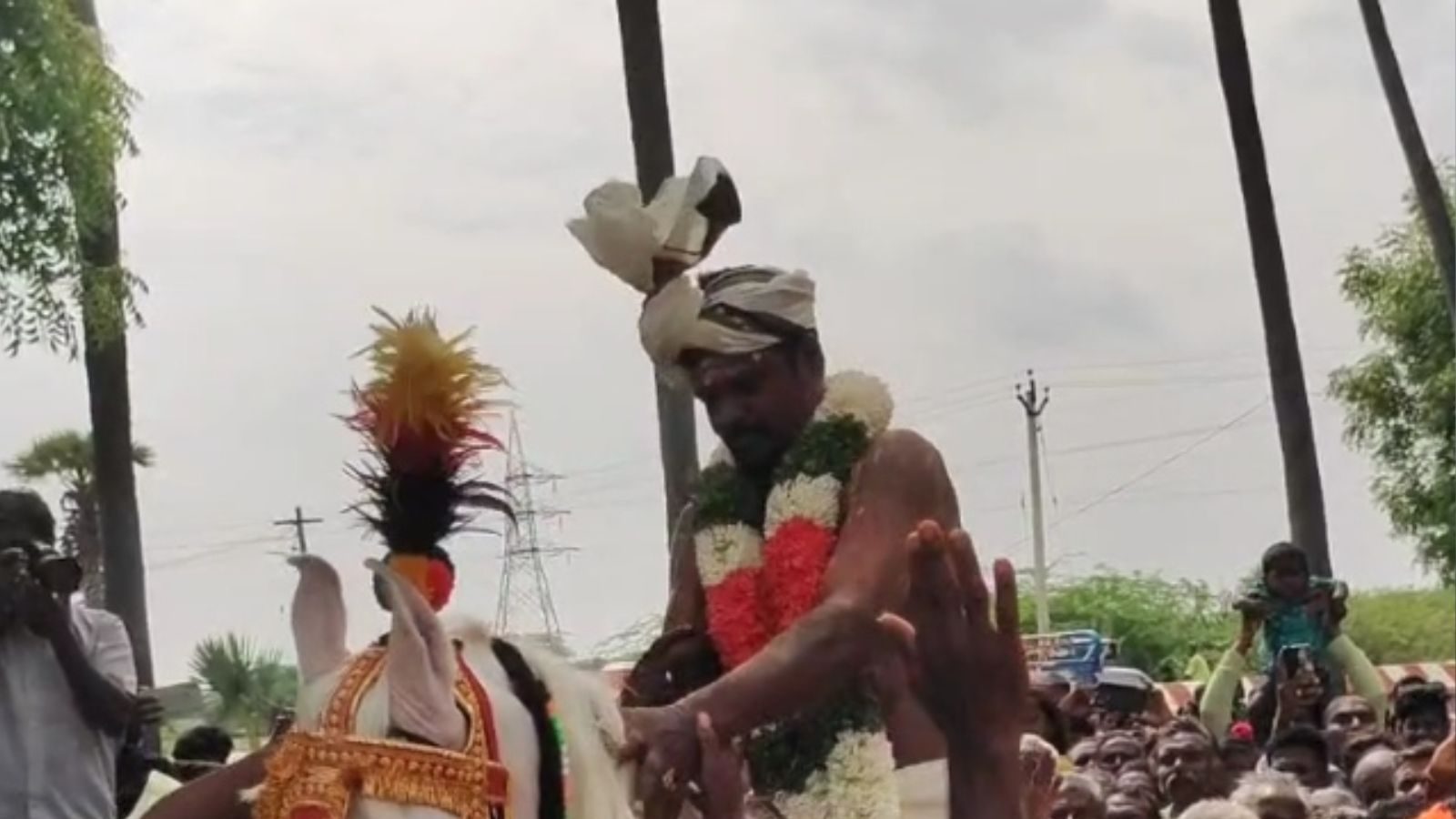 திருச்சி ஸ்ரீ ஏகிரி அம்மன் கோவிலில் சித்திரை பெருவிழா - குதிரை ஏறும் நிகழ்வால் பரவசமான பக்தர்கள்..!