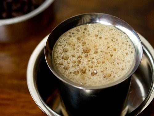  மேலும் வாய் மற்றும் பற்களின் ஆரோக்கியத்திற்கு டீ தீங்கு விளைவிக்கும். ஆயினும்கூட இந்த எதிர்மறை விளைவுகள் அனைத்துமே ஒரு நாளில் நாம் எவ்வளவு டீ குடிக்கிறோம் என்பதை பொறுத்தது. டீ குடிக்கும் முன் தண்ணீர் குடிப்பது உடலின் PH பேலன்ஸை பராமரிக்க உதவுகிறது.