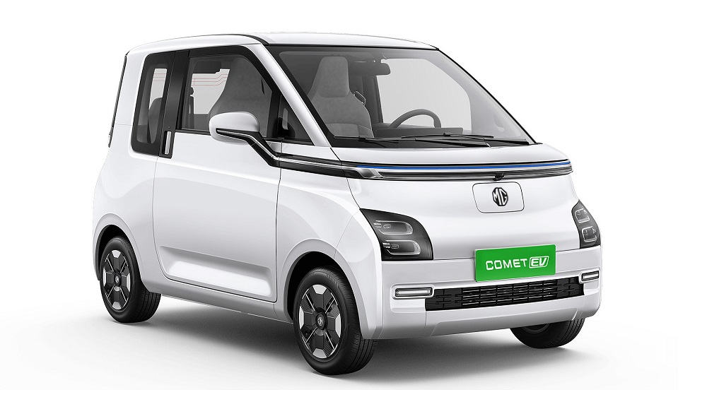  MG Comet EV வெள்ளை, கருப்பு மற்றும் வெள்ளி என மூன்று விருப்பமான வண்ணங்களில் கிடைக்கும். எம்ஜி மோட்டார்ஸின் இந்த எலக்ட்ரிக் கார், நாட்டின் மிகச்சிறிய அனைத்து எலக்ட்ரிக் வாகனங்களில் ஒன்று மட்டுமல்ல, மூன்று மீட்டருக்கும் குறைவான நீளம், 1,640 மிமீ உயரம் மற்றும் 1,505 மிமீ அகலம் கொண்ட சிறிய கார்களில் ஒன்றாகும். மேலும் புதிய எம்ஜி கொமெட் EV வெளிப்புறத்தில் இலுமினேட் செய்யப்பட்ட MG லோகோ உள்ளது. இத்துடன் எல்.இ.டி ஹெட்லேம்ப்கள், முன்புறம் மற்றும் பின்புறத்தில் எல்.இ.டி லைட் பார்கள், எல்.இ.டி டெயில் லைட்கள், க்ரோம் டோர் ஹேண்டில்கள், 12 இன்ச் ஸ்டீல் வீல் மற்றும் வீல் கவர்கள் வழங்கப்படுகின்றன.