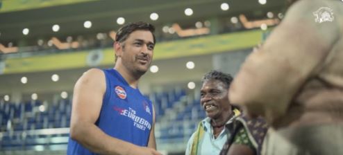  சென்னை சேப்பாக்கம் மைதானத்தில் பயிற்சி முடிந்த பின்னர் சிஎஸ்கே கேப்டன் தோனி, பொம்மன் - பெள்ளி தம்பதியினரை கைகுலுக்கி வரவேற்றார். 