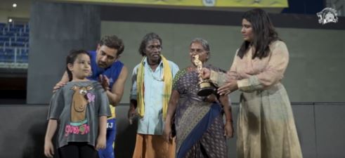  புகைப்படம் எடுக்கும் போது இயக்குநர் கார்த்திகி கொன்சால்வஸ் ஆஸ்கர் விருதை தோனி ஜிவாவுக்கு வழங்கினார்.