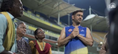  பொம்மன் -பெள்ளி மற்றும் இயக்குநர் கார்த்திகி கொன்சால்வவுடன் தோனி கலந்துரையாடினார்.