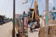 மின்கம்பத்துடன் கட்டப்பட்ட கால்வாய்... நியூஸ் 18 செய்தி எதிரொலியால் 24 மணி நேரத்தில் மாற்றியமைக்க உத்தரவிட்ட ஆட்சியர்