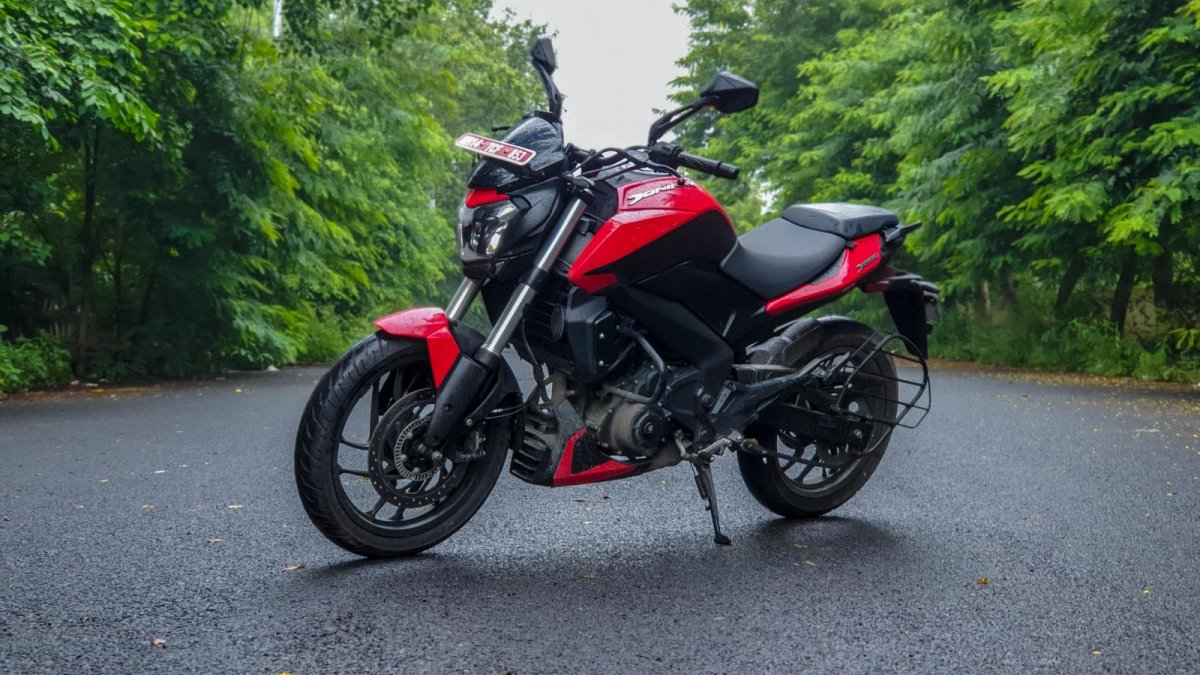  இதற்கிடையில் Dominar 250 பைக்கானது 8,500 Rpm -ல் 27bhp மற்றும் 6,500 Rpm -ல் 23.5Nm பீக் டார்க்கை ட்யூன் செய்யும் 250 சிசி சிங்கிள்-சிலிண்டர், லிக்விட்-கூல்டு எஞ்சினை கொண்டு உள்ளது.2 பைக்குகளும் டூயல்-சேனல் ஏபிஎஸ்-ஐ ஸ்டாண்டர்டாக பெறுகின்றன. மலேசியாவில் விற்கப்படும் Modenas Dominar 400 பைக்கானது சவன்னா கிரீன் மற்றும் சார்கோல் பிளாக் உள்ளிட்ட கலர் ஆப்ஷன்களில் கிடைக்கும்.