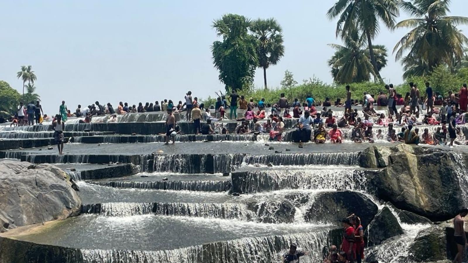 ஈரோடு அருகே இப்படி ஒரு அருவி இருக்கா? கோடை காலத்தை கழிக்க சூப்பர் ஸ்பாட்!