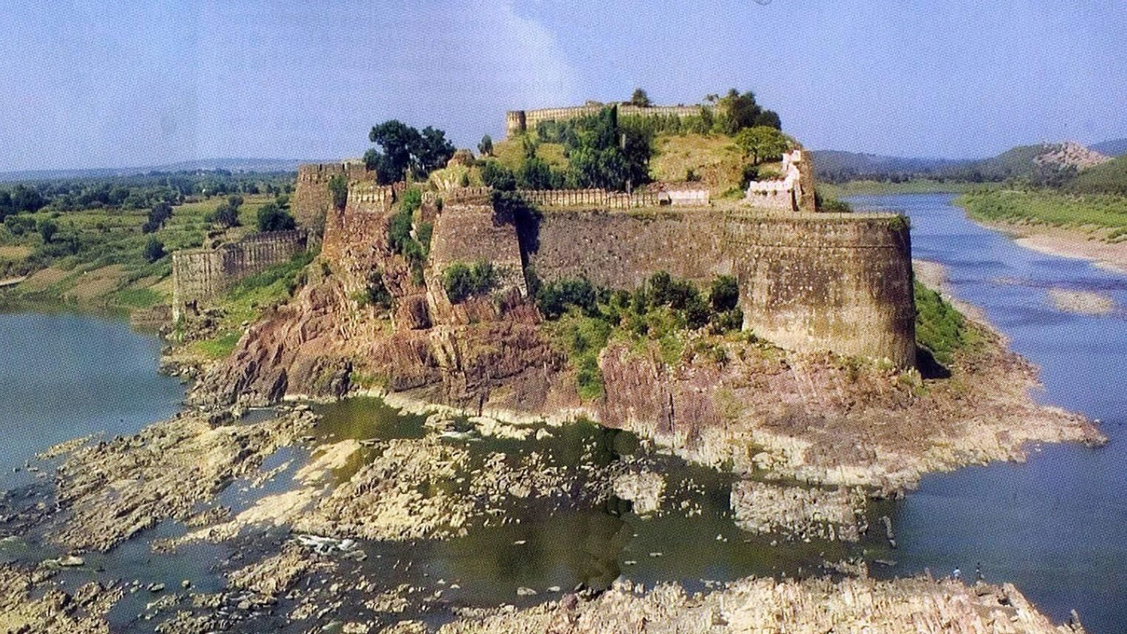 அஸ்திவாரம் இல்லாமல் பாறைகளின் மேல் நிற்கும் ராஜஸ்தானின் ஒரே கோட்டை!