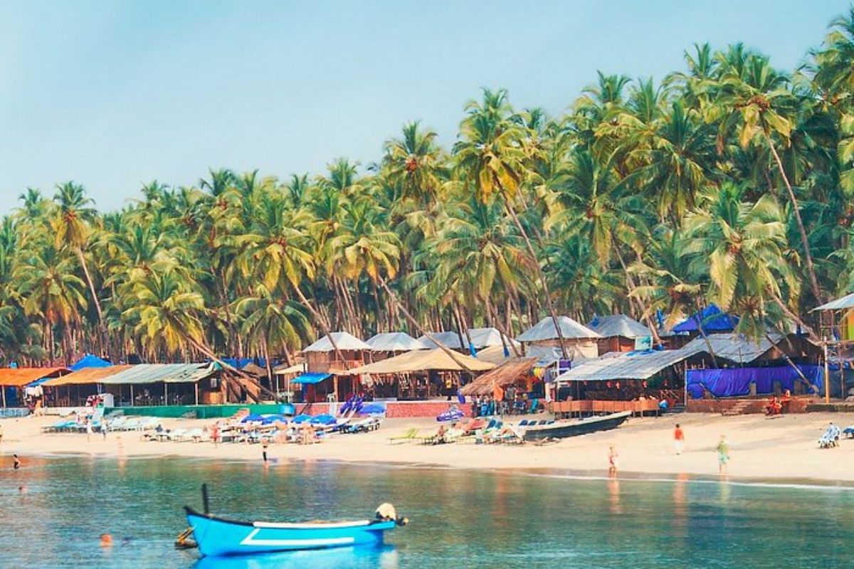  கோவா இந்தியாவிற்குள் இருந்தாலும் அது ஐரோப்பிய சாயலோடு இருக்கும். அங்குள்ள கலாச்சாரமும் வாழும் வெளிநாட்டினர் எண்ணிக்கையும் அதை அப்படி மாற்றி இருக்கும். கோவாவில் கலங்குட் பீச், வாகேட்டர், பாம் ஜீசஸ் பசிலிக்கா, சே கதீட்ரல் போன்றவற்றை பார்க்கலாம்.