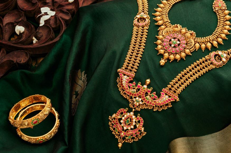  22 காரட் ஆபரணத் தங்கத்தின் விலை எந்த மாற்றமுமின்றி ஒரு கிராம் 5,715 ரூபாய் ஆகவும், ஒரு சவரன் ரூ.45,720 ஆக விற்பனையாகிறது.