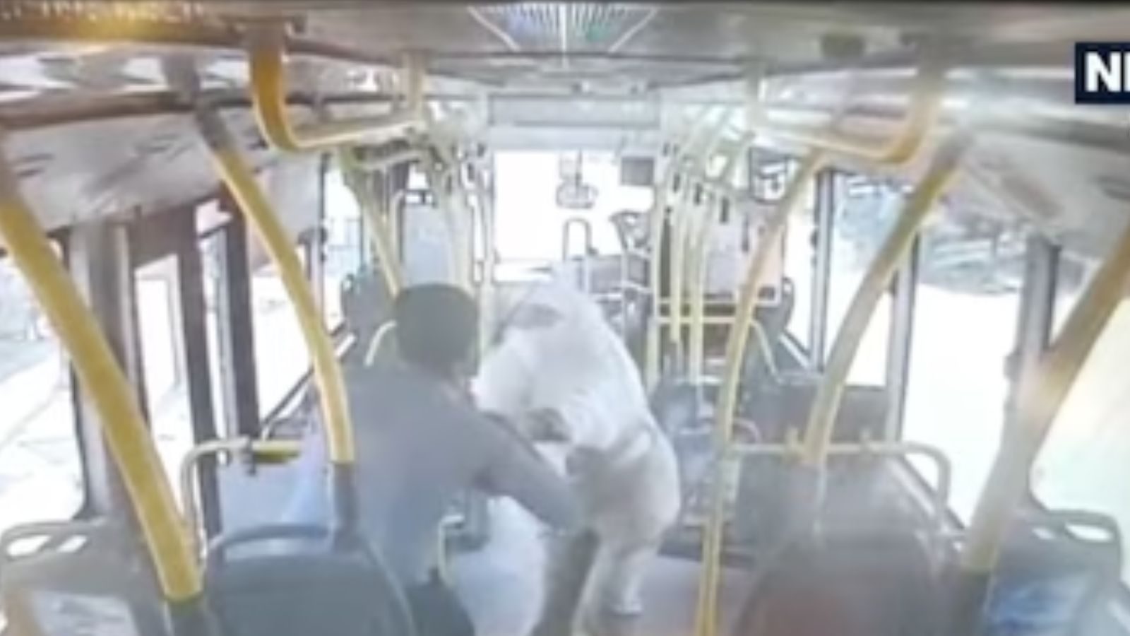 டிக்கெட் எடுப்பதில் தகராறு.. நடத்துனரை தாக்கிய பெண் போலீஸ் - உ.பியில் அதிர்ச்சி சம்பவம்