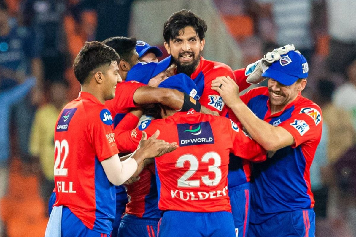 வெற்றி பெற்ற உற்சாகத்தில் டெல்லி அணி வீரர்கள்.