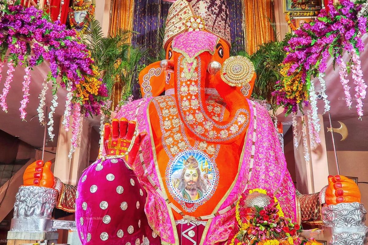  ,[object Object], கோவிலில் உலகின் மிகப்பெரிய 25 அடி உயர விநாயகர் சிலை உள்ளது.  1875 ஆம் ஆண்டு கட்டப்பட்ட படா(பெரிய) கணபதி கோயில் கோவில்,  இந்தூரில் உள்ள சுற்றுலாப் பயணிகளை ஈர்க்கும் முக்கிய இடங்களில் ஒன்றாக உள்ளது.