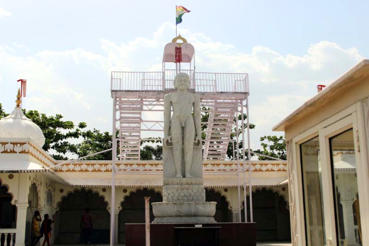  இந்தூருக்கு அருகிலுள்ள சிறிய குன்று ,[object Object], ஜெயின் யாத்ரீகர்களுக்கு மிகவும் பிரபலமான மத ஸ்தலங்களில் ஒன்றாகும்.  24 தீர்த்தங்கரர்களில்   ஒருவருக்கு அர்ப்பணிக்கப்பட்ட இந்த கோவிலில்  21 அடி கோமதேஷ்வர் சிலை உள்ளது. இந்த சிலை ஷ்ரவன்பெகோலா பாகுபலி சிலையின் பிரதி என கூறப்படுகிறது.
