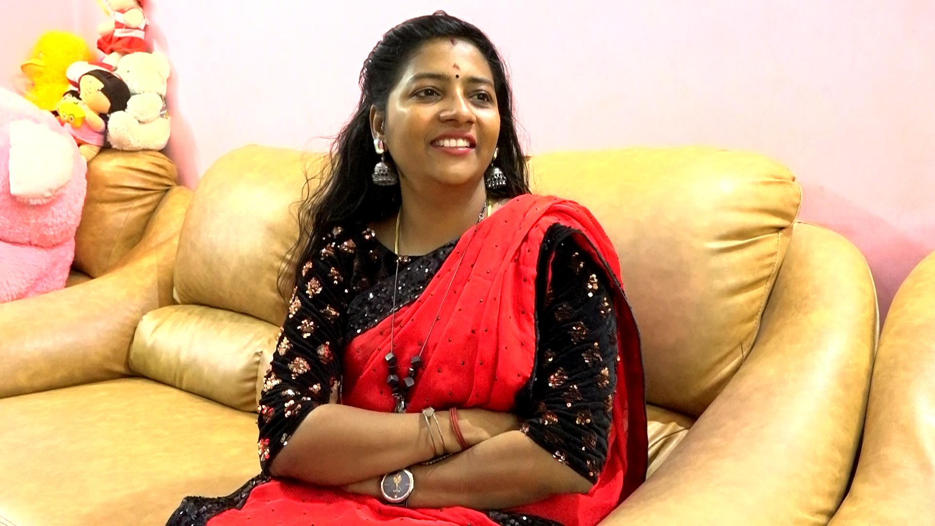  ஜல்லிக்கட்டில் வர்ணணையளராக பேச அழைப்பு வந்ததும், என்னுடைய தூக்கத்தில் கூட 25 மாடுகள் எனது கனவில் வந்தது. தூக்கத்தில் எனது வீட்டுக்காரரை கூட மாடு என்று நினைத்து தூக்கி போட்டு மிதித்து இருக்கேன் என்றால் பார்த்து கொள்ளுங்கள் என்றார் நகைச்சுவையுடன்.