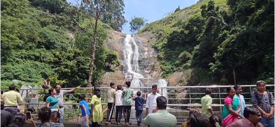  காலை முத‌லே  சுற்றுலாப்ப‌ய‌ணிக‌ளின் வ‌ருகை அதிக‌ரிப்பினால் சுற்றுலா தொழில் புரிவோர் அனைவ‌ரும் மகிழ்ச்சி அடைந்துள்ளதும் குறிப்பிட‌த்தக்க‌து.