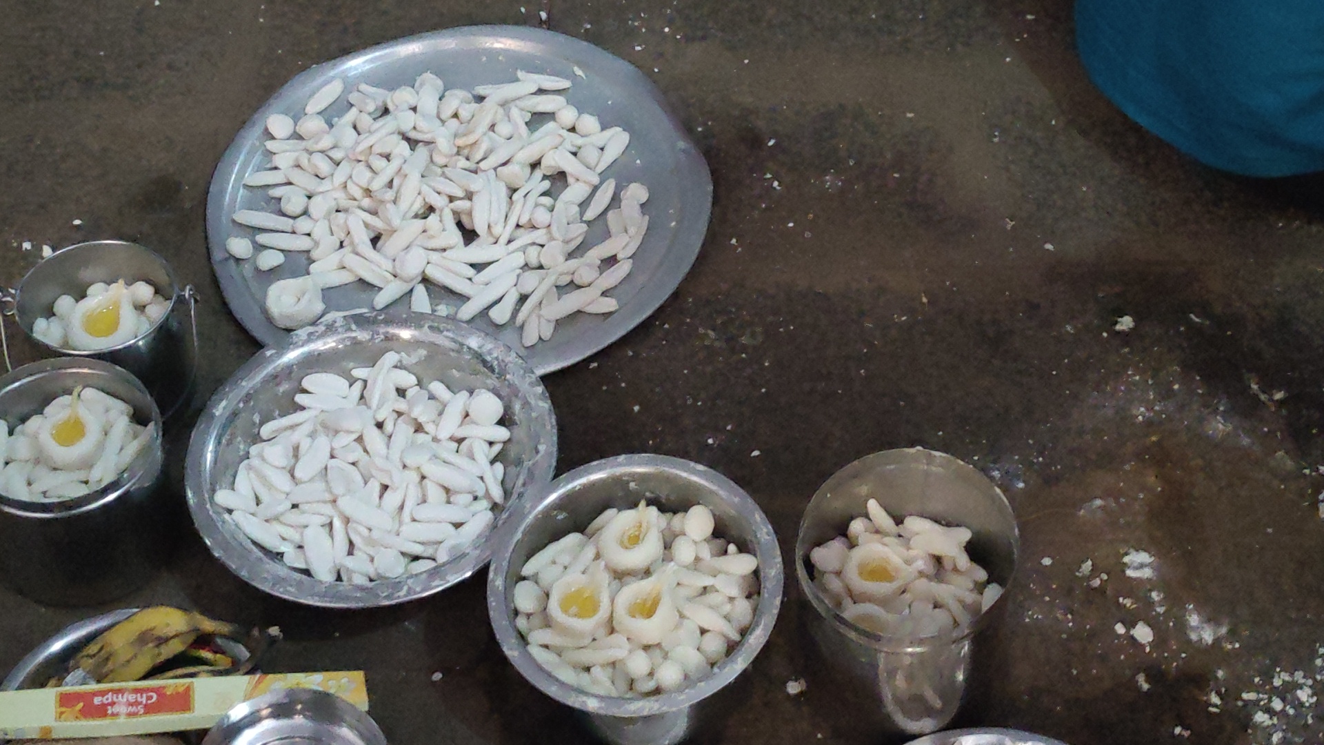  பௌர்ணமி தோறும் இங்கு மதியம் அன்னதானம் செய்யப்படுகிறது. குத்து அரிசி என்று சொல்லக்கூடிய பாரம்பரிய அரிசியில் இருந்து பிரசாதம் செய்து அதை அன்னதானமாக வழங்குவதால் அதன் சுவை நாம் தினந்தோறும் சாப்பிடும் சாதத்தை விட ஒரு வித்தியாசமான சுவையை கொடுத்தது.