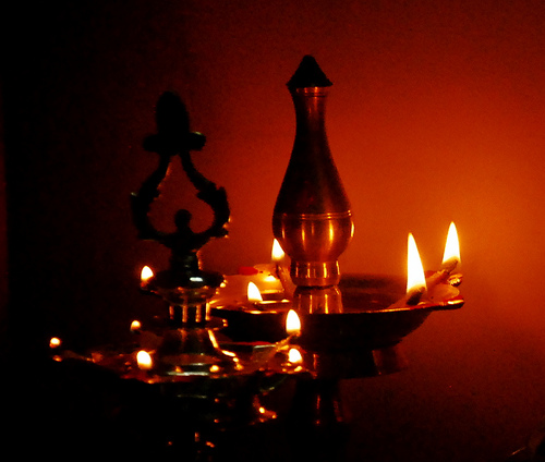  ,[object Object], மாலை நேரம் லட்சுமி தேவியை அழைப்பது மிகவும் உகந்ததாக கருதப்படுகிறது. வாஸ்து சாஸ்திரத்தின்படி, மாலை 5 மணி முதல் இரவு 8 மணி வரையிலான நேரம் தீபம் வைக்க சிறந்ததாகக் கருதப்படுகிறது. இதன் போது தீபம் ஏற்றி வைப்பதன் மூலம் ஒருவருக்கு வாழ்வில் நன்மைகள் மட்டுமே கிடைக்கும்.
