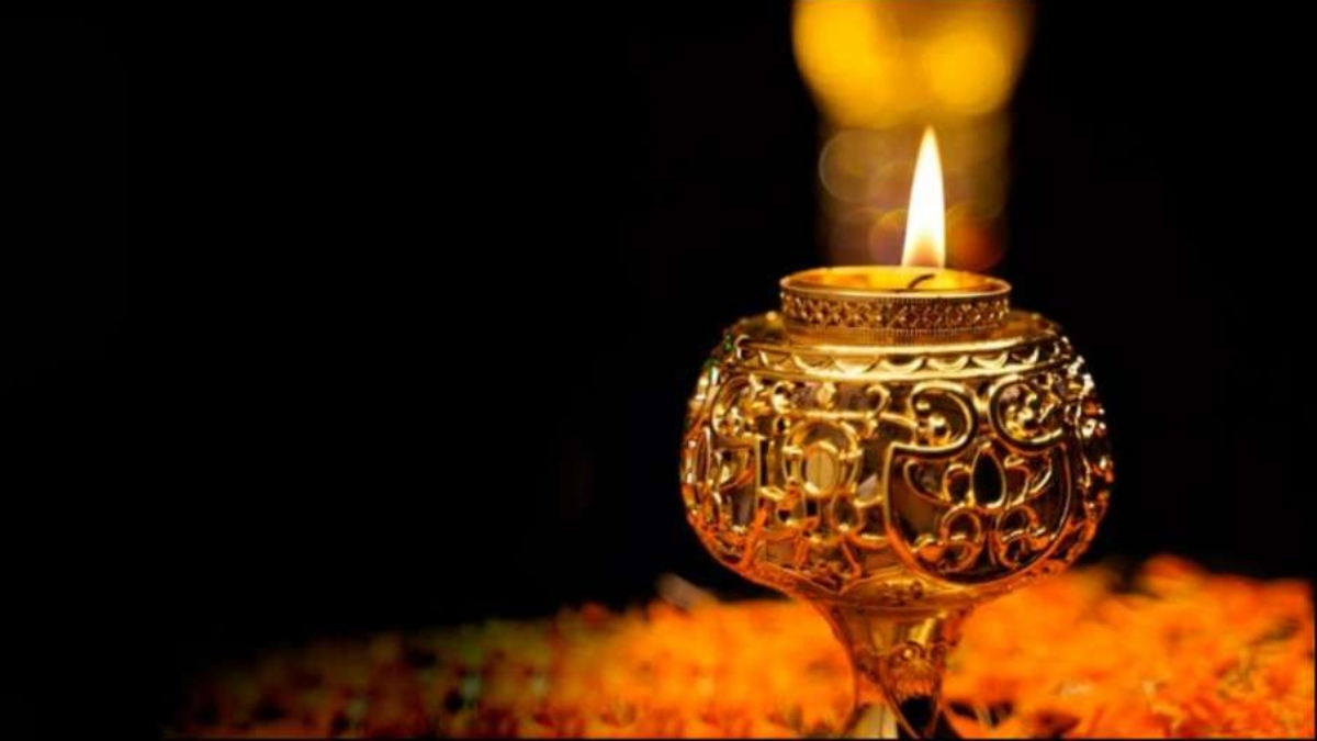  ,[object Object], வீட்டு வாசலில் தீபம் ஏற்றினால் தடைபட்ட பாக்கியங்கள் வர ஆரம்பிக்கும். இதைச் செய்வதன் மூலம், லட்சுமி தாய் உங்கள் வீட்டிற்கு வருவாள். இதனால் வீட்டில் மகிழ்ச்சியும் செழிப்பும் அதிகரிக்கும். அத்தகைய சூழ்நிலையில், லட்சுமி தேவி பிரதான வாயிலில் தீபம் ஏற்றி மகிழ்ச்சி அடைவார்.