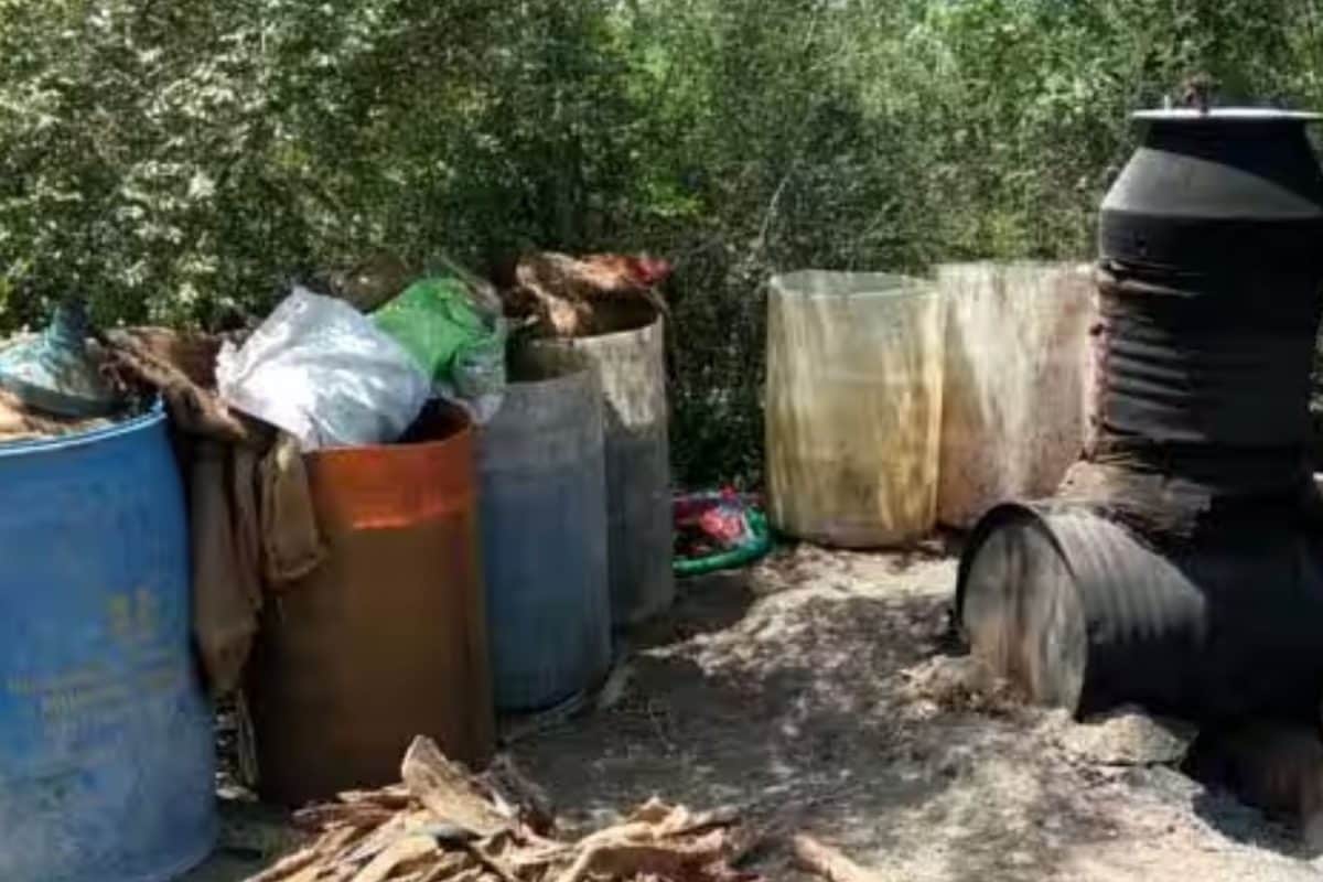 அடுத்தடுத்து கள்ளச்சாரயம் குடித்து 10 பேர் உயிரிழப்பு: 3 போலீசார் பணியிடை நீக்கம்- 5 தனிப்படை அமைத்து விசாரணை