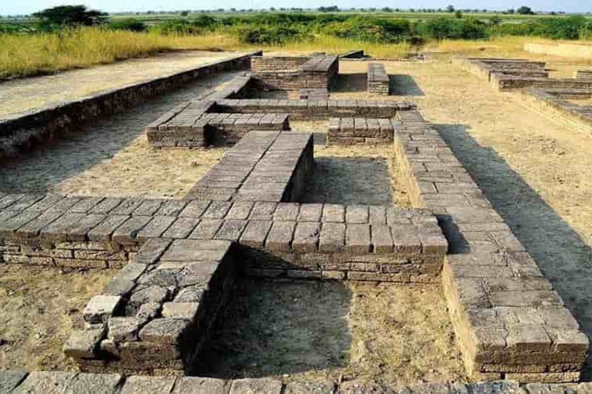  இந்திய தொல்லியல் துறை 1955 ஆம் ஆண்டு பிப்ரவரி 13 ஆம் தேதி அகழ்வாராய்ச்சியைத் தொடங்கியது. இது 19 மே 1960 அன்று முடிவடைந்தது. அந்த ஆய்வில் இந்த நகரம் கிமு 3700 இல் நிறுவப்பட்டதாக நம்பப்படுகிறது. அந்த நேரத்தில் இது குஜராத்தில் உள்ள சிந்து முதல் சௌராஷ்டிரா வரையிலான நதி வழியாக ஒரு முக்கிய வணிகமாக இருந்துள்ளது. எகிப்து மற்றும் மெசபடோமியாவுடன் வணிகம் செய்யப்பட்ட கலைப்பொருட்கள் இங்கு கண்டெடுக்கப்பட்டுள்ளது.