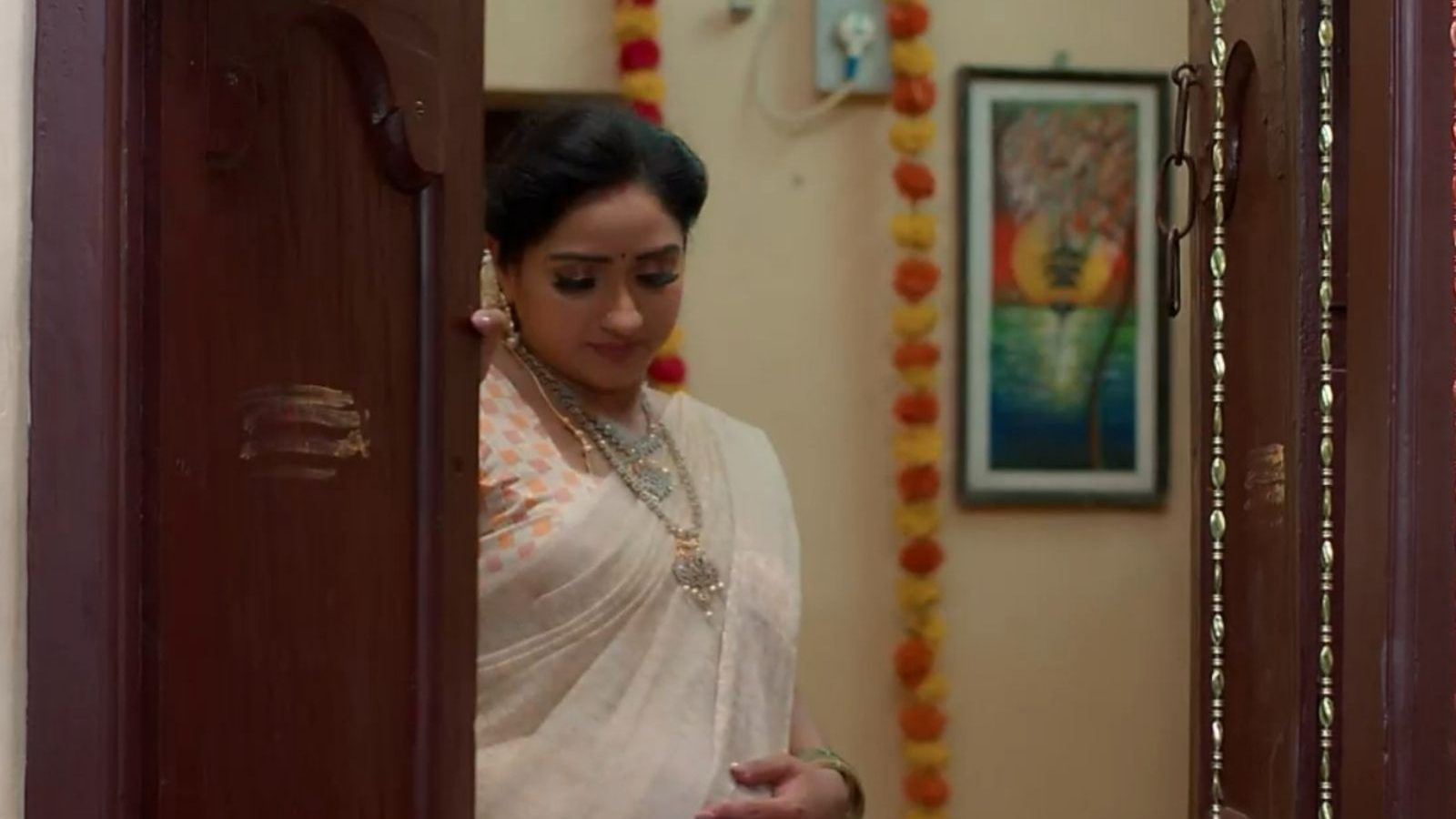 கையை தொட்டதற்கே கர்ப்பமா? - மாரி சீரியலை கலாய்த்து தள்ளும் ரசிகர்கள்