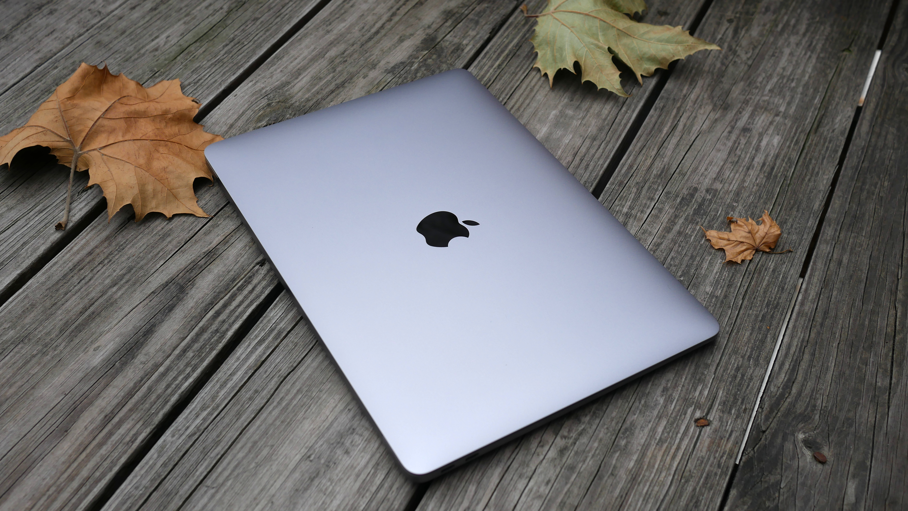  ,[object Object], Apple MacBook Air-ஆனது M1 சிப்செட், 8GB ரேம் மற்றும் 256GB ஸ்டோரேஜ் ஆப்ஷனுடன் வருகிறது. இந்த லேப்டாப் 13.3-இன்ச் ரெடினா டிஸ்ப்ளே கொண்டுள்ளது மற்றும் 18 மணிநேர பேட்டரி ஆயுளை வழங்குகிறது. அமேசானின் ஸ்பெஷல் சேலில் ரூ.2,000 வங்கி தள்ளுபடி உட்பட ரூ.79,900-க்கு இந்த லேப்டாப் கிடைக்கிறது.
