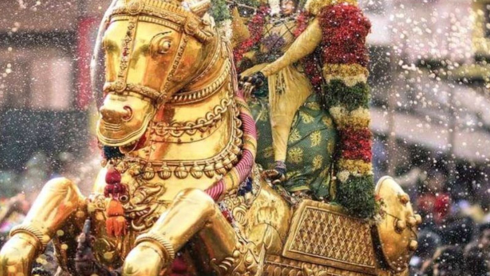 சித்திரை திருவிழா : தங்கக்குதிரையில் கள்ளழகர்.. மக்கள் வெள்ளத்தில் வைகை.. விண்ணதிர்ந்த கோவிந்தா முழக்கம்..!