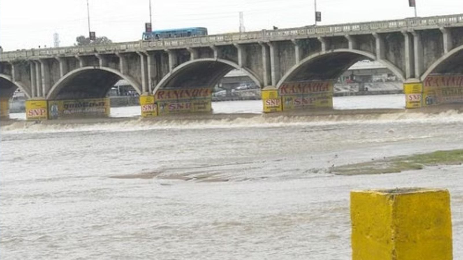 வைகை ஆற்றுக்கு வந்த அவலநிலை.. துர்நாற்றத்தால் அவதிப்படும் மதுரை மக்கள்..