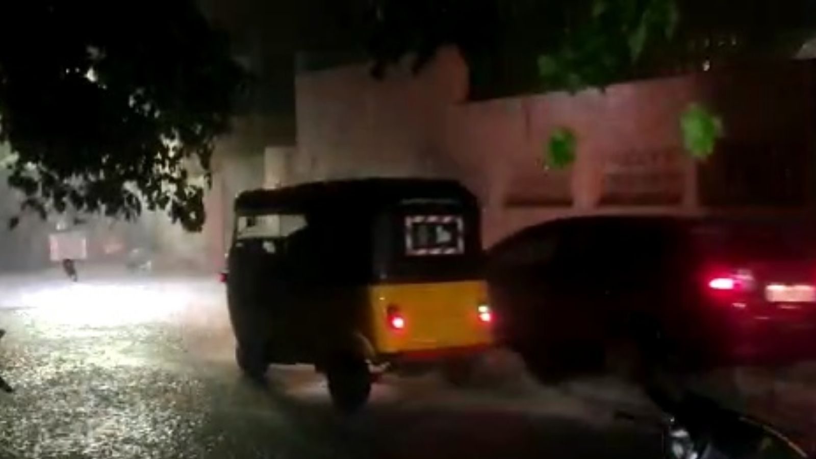 மதுரையில் விடிய விடிய வெளுத்து வாங்கிய மழை.. குஷியில் மக்கள்!