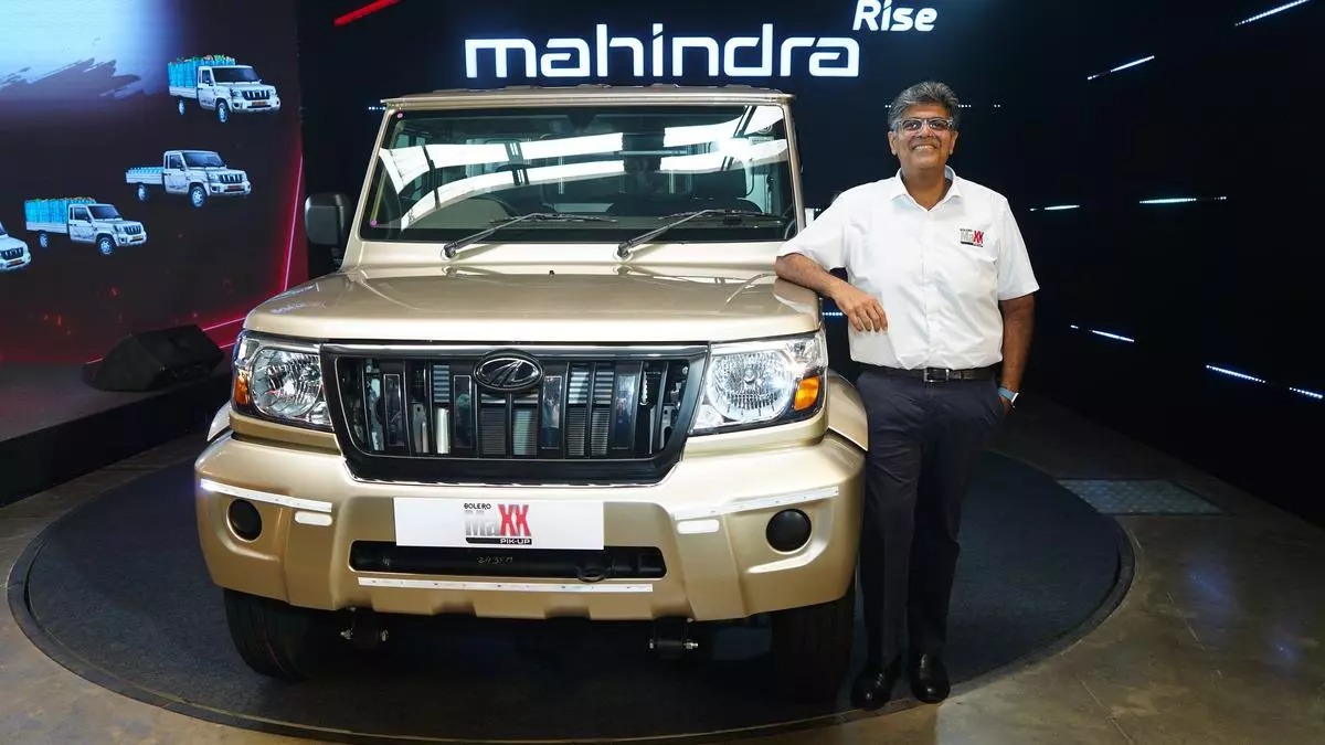 செல்லும் ரூட்டை பிளான் செய்து கொள்வது, வாகன டிராக்கிங், ஹெல்த் மானிட்டரிங் என கனெக்டிவிட்டி அம்சங்களுக்கும் குறைவில்லை. மஹிந்திரா பொலிரோ மேக்ஸ் பிக்அப்பில் எம்2டிஐ நான்கு சிலிண்டர் டீசல் எஞ்சின் பொருத்தப்பட்டுள்ளது. இந்த எஞ்சின் அதிகபட்சமாக 80 பிஎச்பி திறனையும், 200 எம்எம் டார்க் பவரையும்  வெளிப்படுத்க் கூடியது.