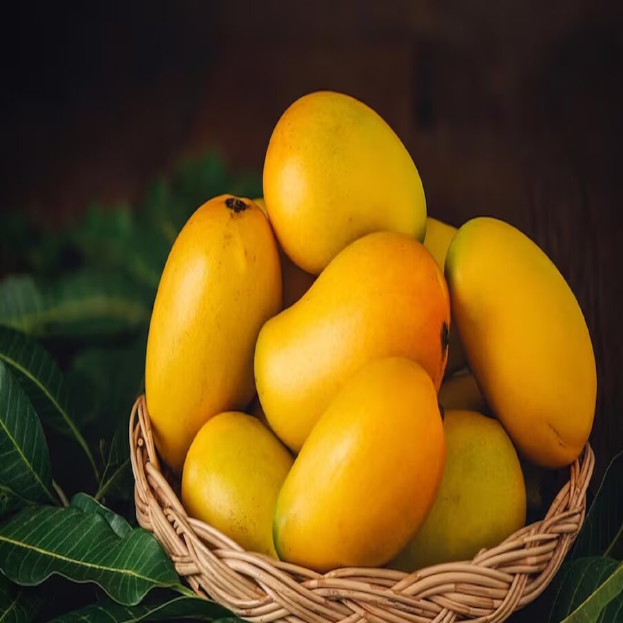 மாம்பழமா அல்லது கத்தரிக்காயா என்று பார்ப்பவர்களை வியப்பில் ஆழ்த்தும் ஒரு பழத்தின் படங்கள் சமூக வலைதளங்களில் வைரலாகியுள்ளன. அது என்ன என்பது குறித்து இந்த பதிவில் பார்க்கலாம்…