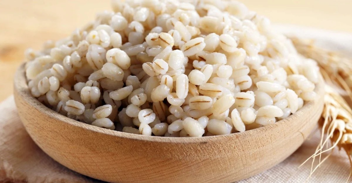  பார்லி - ஆயுர்வேதம் ஏற்கனவே பார்லியின் பண்புகளை விவரிக்கிறது. குறிப்பாக பார்லி தண்ணீருக்கு சிறப்பு முக்கியத்துவம் உண்டு. பார்லி உடலை குளிர்ச்சியாக வைத்திருக்கும். பார்லியில் நிறைய நார்ச்சத்து உள்ளது. பார்லியில் பல வகையான வைட்டமின்கள் மற்றும் தாதுக்கள் உள்ளன. பார்லியின் கிளைசெமிக் குறியீடு மிகவும் குறைவாக உள்ளது. அதனால் நீரிழிவு நோயாளிகளுக்கும் இது மிகவும் பயனுள்ளதாக இருக்கும்.