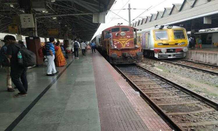  அதிலிருந்து வடக்கே மூன்று கிலோமீட்டர் தொலைவில் பரெளனி ரயில்வே நிலையம் கட்டப்பட்டது. அன்றிலிருந்து இன்று வரை, நாட்டின் பல்வேறு பகுதிகளுக்கு செல்லும் ரயில்கள் பரௌனி சந்திப்பு வழியாக மட்டுமே சென்று வருகின்றன. இங்கு தினமும் சுமார் ஒரு லட்சம் பயணிகள் பயணம் செய்கின்றனர். அதன்படி கதாரா ரயில் நிலையத்தை 1வது பிளாட்பாராமாக கணக்கிட்டு பின்னர் 3கிமீ தொலைவில் கட்டப்பட்ட பரெளனி ரயில் நிலையத்தில் 2வது பிளாட்பாரத்தில் இருந்து தொடங்கியுள்ளனர்.