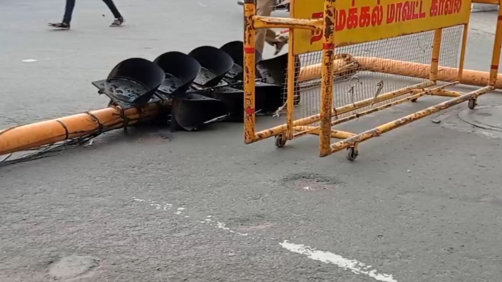 Namakkal Weather Update : ராசிபுரத்தில் சூறைக்காற்றுடன் பெய்த மழை.. மின்கம்பங்கள் சாய்ந்ததால் மின்சாரம் துண்டிப்பு..